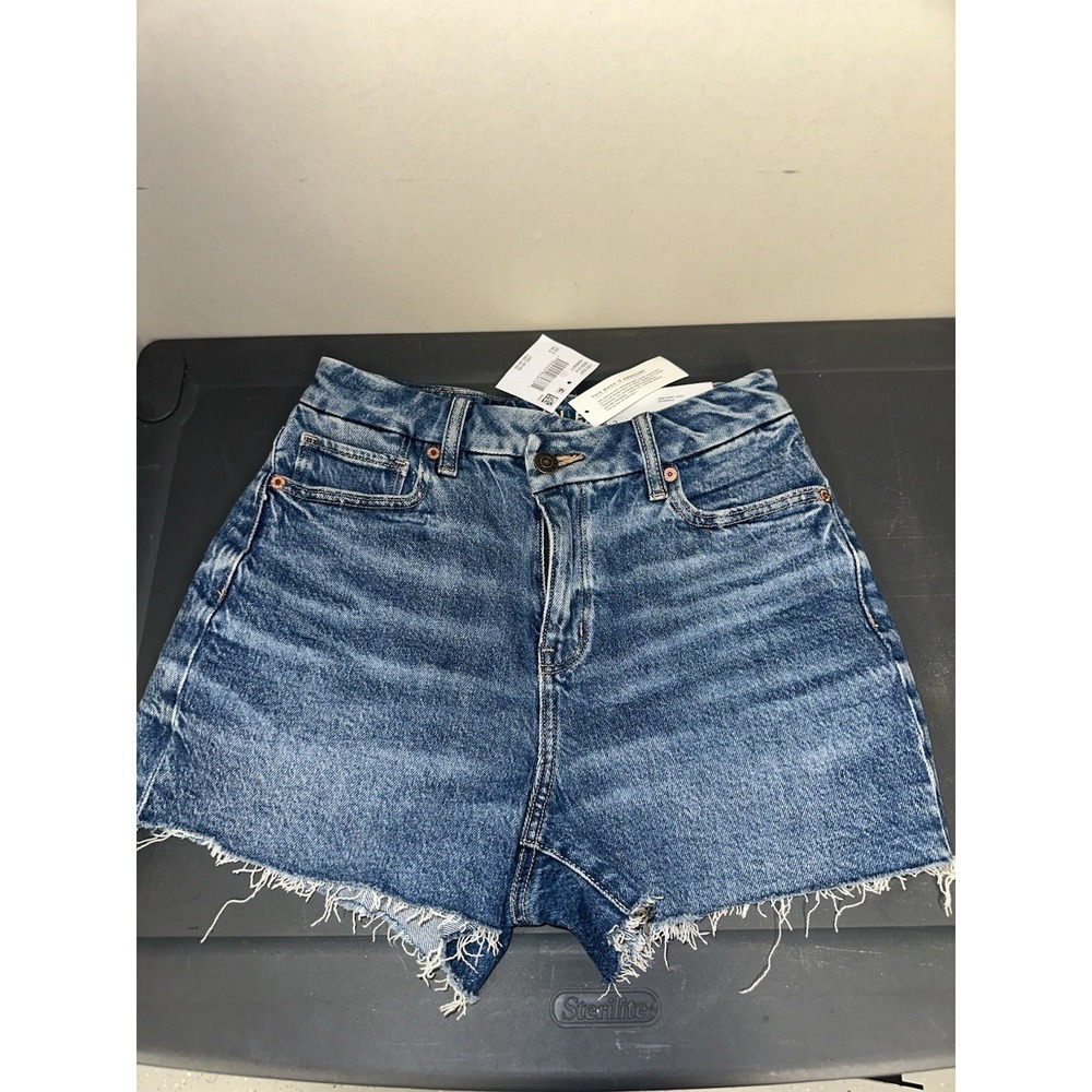 American Eagle Curvy Mom Short women's size 2 denim 26 inch waist Blue Wash NEW